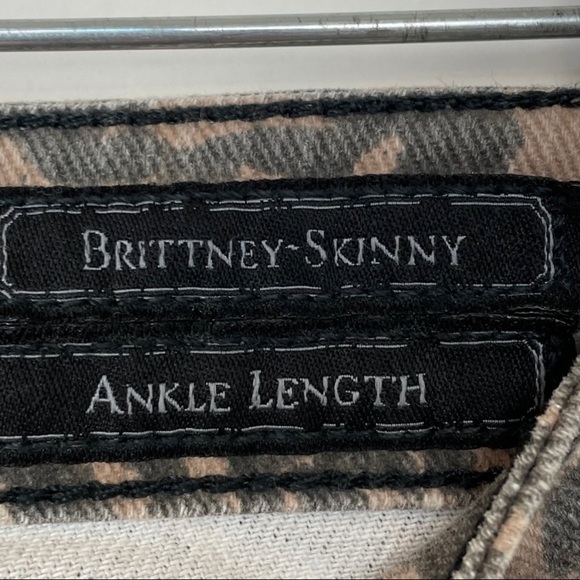 NWT Guess Leopard Distressed Jeans, Sz 28 - Picture 6 of 11